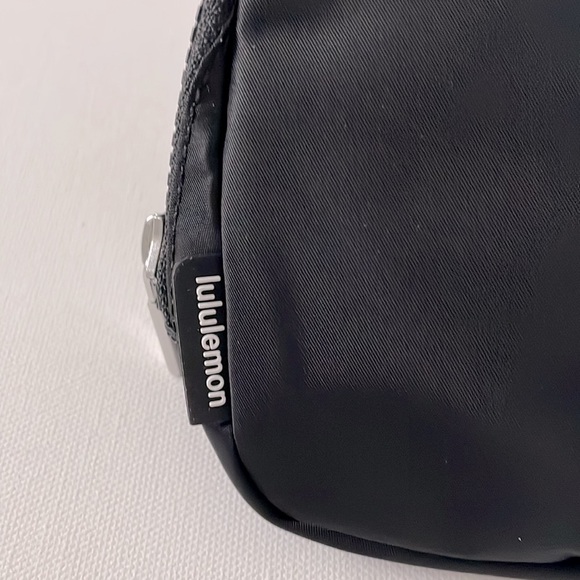 NWT Lululemon Black Everywhere Belt Bag 1L - Picture 4 of 16